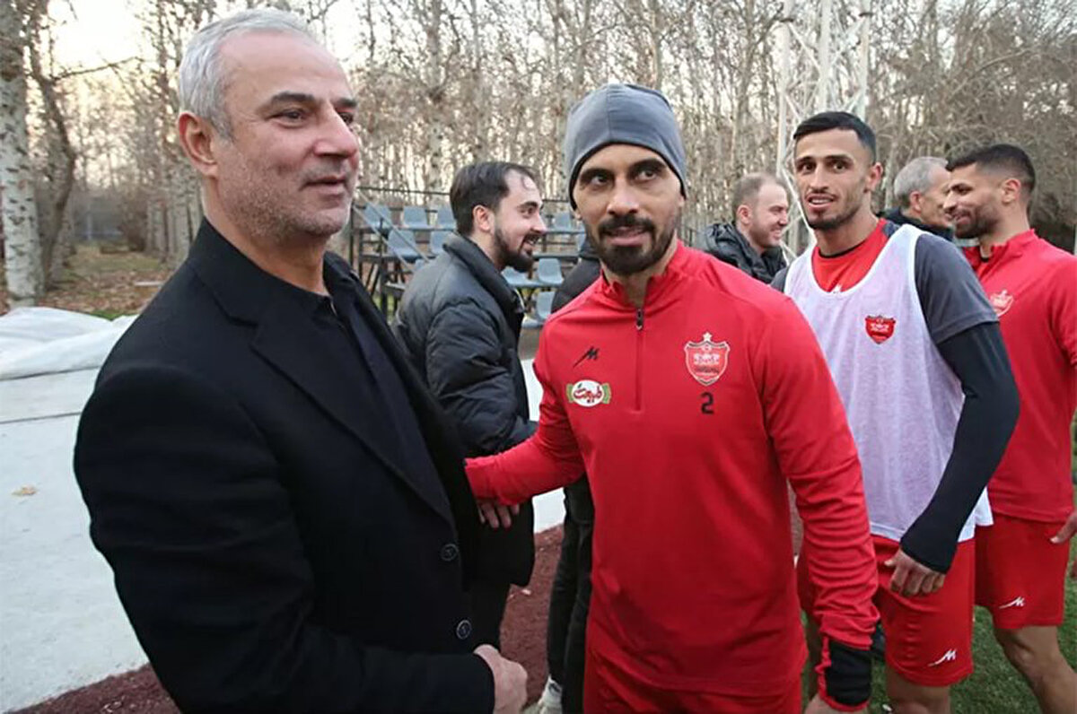 İranlı futbol adamı, Kırmızılar'ın ligde şampiyonluğa ulaşma şansına ilişkin bir soruya ise "İş zorlaştı ama hiçbir şey imkansız değil. Persepolis, geçmiş yıllarda en zor şartlarda defalarca şampiyonluk yaşadı ve bu yıl da şansı var ama önemli olan son dört maçta en iyi sonuçları alıp Tractor ve Sepahan'ın hata yapmasını beklemek." yanıtını verdi.<br>