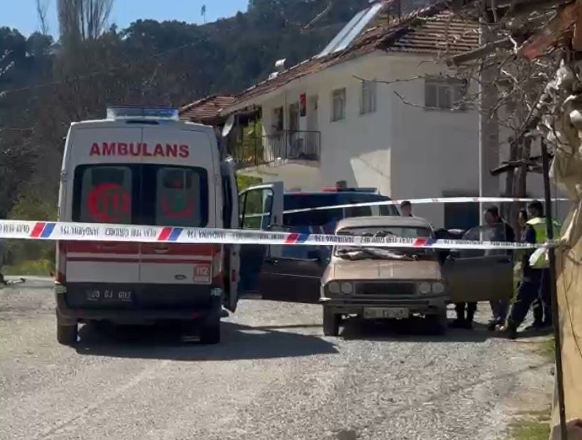 Tüfek seslerini duyan çevredeki vatandaşların 112 Acil Çağrı Merkezi’ne ihbarı üzerine bölgeye çok sayıda jandarma ve sağlık ekibi sevk edildi. Sağlık ekipleri, 2 çocukları olduğu öğrenilen Süreyya ve Zennur Acar’ın yaşamını yitirdiğini belirledi. Sağlık ekipleri, 2 çocukları olduğu öğrenilen Süreyya ve Zennur Acar’ın yaşamını yitirdiğini belirledi.