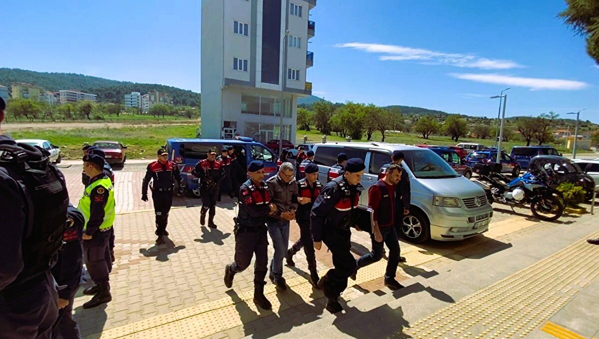 Olay, dün Acıpayam ilçesi Çiftlik Mahallesi’nde meydana geldi. İki kardeş arasında miras paylaşımı nedeniyle başlayan tartışma kısa sürede büyüyerek kavgaya dönüştü. Şerif Ali Acar (55) ile kardeşi Süreyya Acar (50) arasında sokakta başlayan tartışmaya Süreyya Acar’ın eşi Zennur Acar da dahil oldu. Tartışma sırasında öfkelenen ağabey, evine giderek tüfeğini aldı.