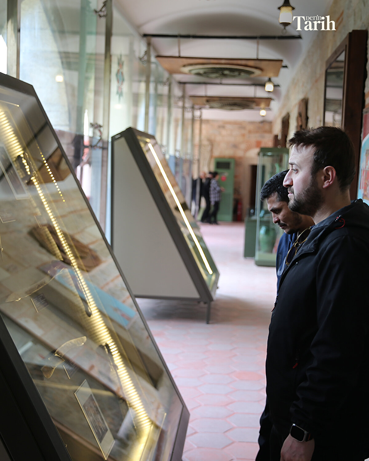 Sergide MÖ 6500 yılından başlayıp Cumhuriyet'in ilk yıllarına kadar silah teknolojisinin yaşadığı dönüşüm kronolojik olarak 9 farklı bölümde yansıtılıyor.