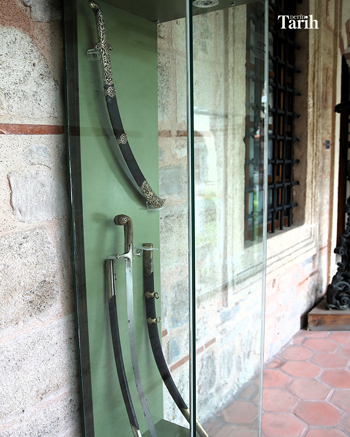 Edirne Müze Müdürü Şahan Kırçın, "9 vitrinimizde 89 eser teşhir ediyoruz. Bu eserlerden 81'i ilk kez sergileniyor. Kronolojik bir sıralama yaparak MÖ 6500'den başlayıp Cumhuriyet'in ilk yıllarına kadar silahların gelişimini ve izlerini yansıtmaya çalıştık." dedi.