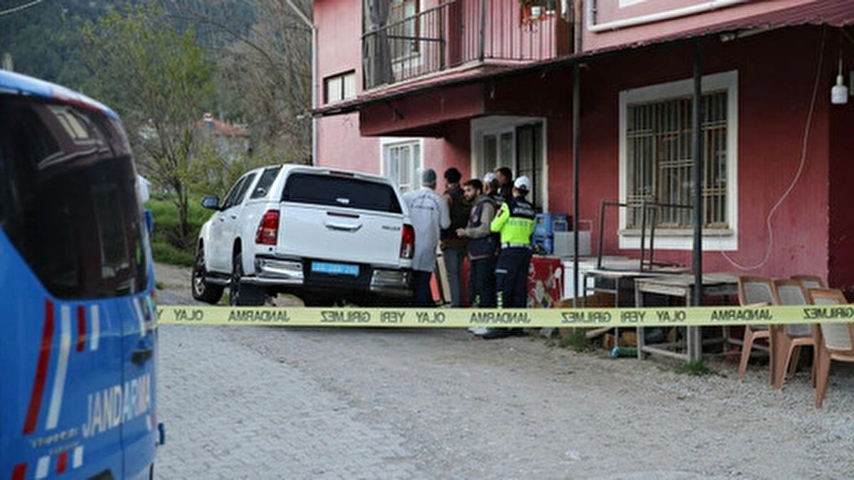 Jandarmadaki sorguları tamamlanan Şerif Ali Acar, Acıpayam Adliyesine sevk edildi. Geniş güvenlik önlemleri altında adliyeye getirilen zanlının yakınları da adliyede hazır bulundu. Zanlının savcılık sorgusunun ardından mahkemeye sevk edileceği öğrenildi.