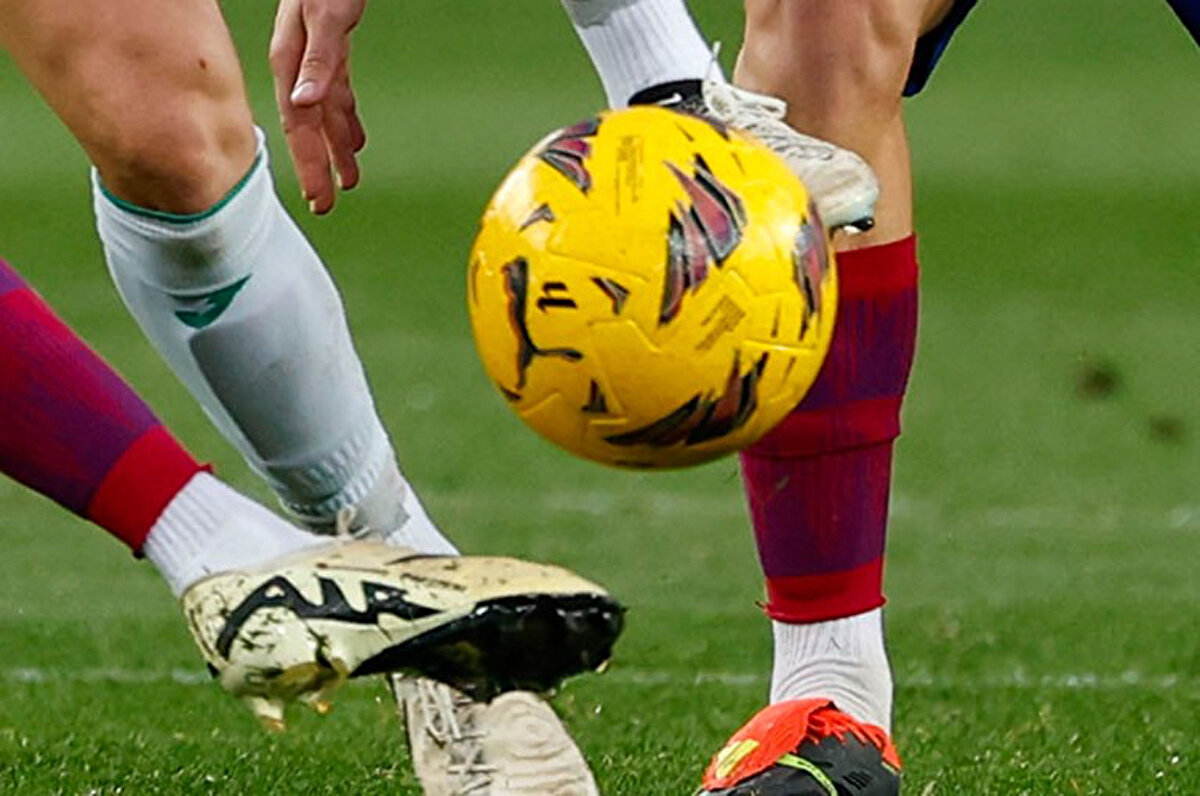 Şirketlerin mali tablolarını sezonun ilk yarısında ve sonunda inceleyen bağımsız denetçiler ise hazırladıkları raporlarda uzun yıllardır durumu açık ve sarih şekilde şöyle açıklıyor: "Grubun, ilişkili taraflardan Y tutarında ticari olmayan alacağı olup söz konusu alacağın belirli bir vadesi bulunmamaktadır. Grup, söz konusu alacak için Z tutarında faiz geliri kaydetmiştir ancak söz konusu alacaklara ilişkin herhangi bir tahsilat gerçekleştirilememiştir. Vade ve şekildeki belirsizlikler sebebiyle anılan alacakların tahsilatına dair kanaat oluşturulamamıştır." Diğer bir deyişle, şirketlerin gelir hanelerine yazdığı "ilişkili taraflardan faiz girdisi"nin tahsilatı yok ve bunun gerçekleşmesine dair olumlu kanaat de yok.<br>