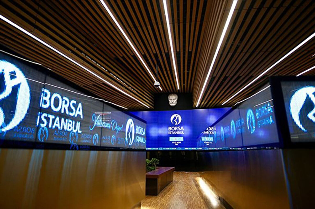 Kamuya açık söz konusu şirketler, sürekli bu ilişkili taraflardan alacaklı pozisyonunda yer alıyor ve bu alacaklara faiz de işletiliyor. Örneğin A kulübünün borsada işlem gören X şirketi, ekonomik raporlarını sunarken ilişkili taraflardan ticari olmayan Y meblağında alacağının bulunduğunu ve bu alacağa karşılık Z tutarında faiz işletildiğini belirtiyor ve bu faiz şirketin gelir hanesine yazılıyor.<br>