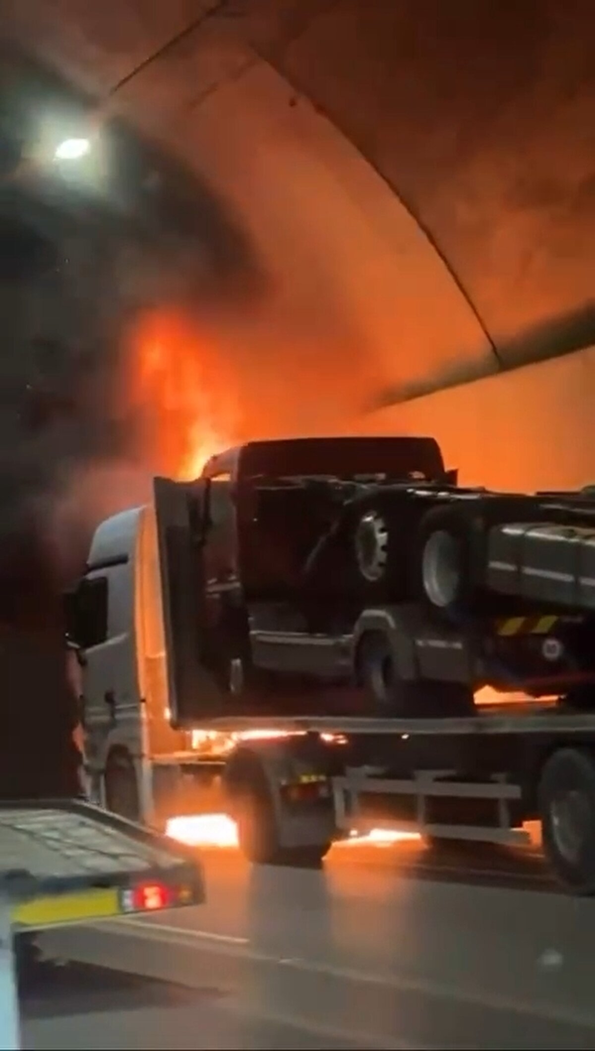 Yangın nedeniyle tünelin Yenişehir istikameti trafiğe kapatıldı.