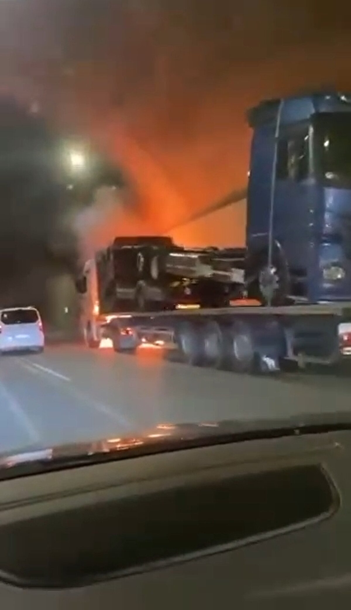 İtfaiye ekiplerinin müdahalesiyle yangın söndürülürken bölgede trafik yoğunluğu oluştu.