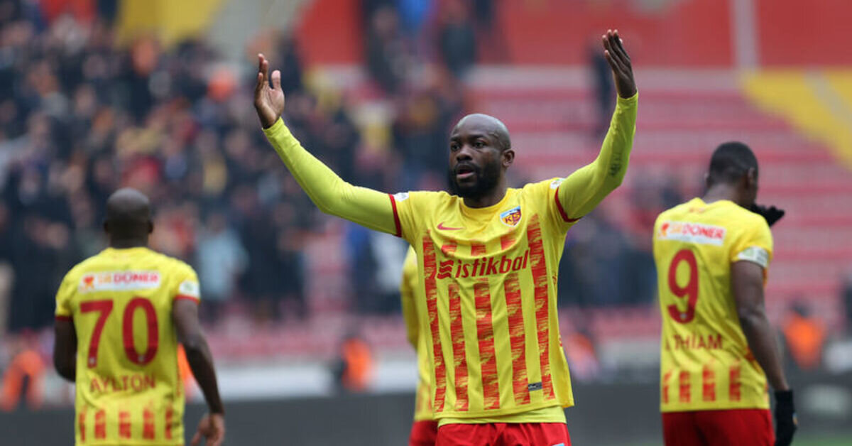 Bahoken, yaşadığı sakatlığın ardından sedyeyle oyundan çıkmıştı.