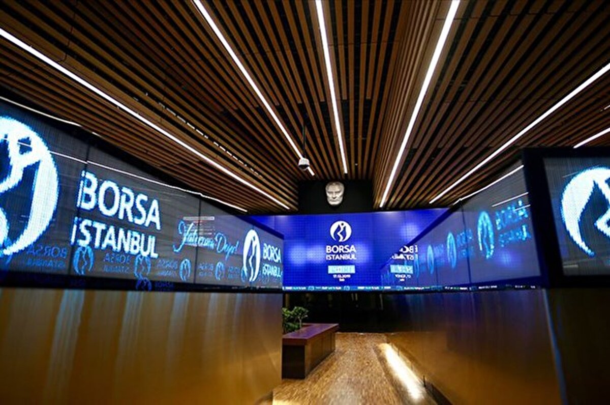 Kamuya açık söz konusu şirketler, sürekli bu ilişkili taraflardan alacaklı pozisyonunda yer alıyor ve bu alacaklara faiz de işletiliyor. Örneğin A kulübünün borsada işlem gören X şirketi, ekonomik raporlarını sunarken ilişkili taraflardan ticari olmayan Y meblağında alacağının bulunduğunu ve bu alacağa karşılık Z tutarında faiz işletildiğini belirtiyor ve bu faiz şirketin gelir hanesine yazılıyor.