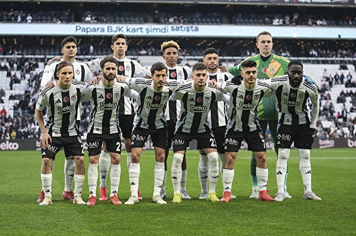 Bordo-mavilileri 1,44 milyar lira (37,93 milyon avro) zararla Beşiktaş takip ediyor.