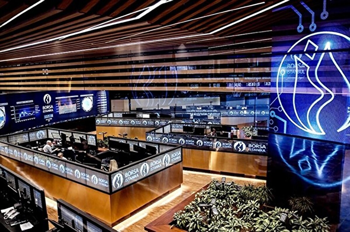 Dört büyük kulüp; Galatasaray Sportif Sınai ve Ticari Yatırımlar AŞ, Fenerbahçe Futbol AŞ, Beşiktaş Futbol Yatırımları Sanayi ve Ticaret AŞ ile Trabzonspor Sportif Yatırım ve Futbol İşletmeciliği Ticaret AŞ adıyla borsada işlem görüyor. Bu şirketler, kulüplerin dernek (yeni kanunla spor kulübü hüviyetini aldı) ve/veya diğer şirketleriyle (GS Store, Fenerium, Kartal Yuvası, TS Club, FB TV, GS TV vs) bağlantılı konumda (grup) bulunuyor. Söz konusu dernek ve şirketler, finansal tablolarda "ilişkili taraf" şeklinde yer alıyor.