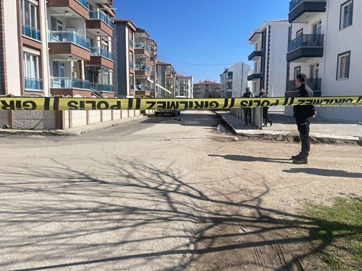 EŞİNE KURŞUN YAĞDIRDI<br><br>AA'daki habere göre kavgaya dönüşen olayda Ersin Karataş, eşi Şerife Karataş'a üzerinde bulunan tabancayla ateş etti, ardından aynı silahla intihar girişiminde bulundu.