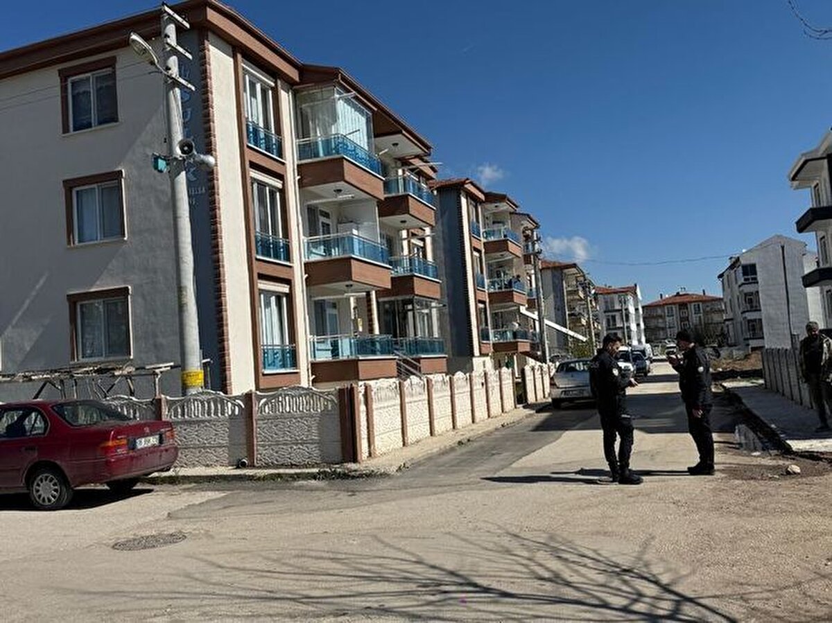 Afyonkarahisar'dan yürek yakan bir haber geldi. Fatih Mahallesi'nde yaşanan olayda Ersin Karataş (36), kendisinden boşanmak isteyen karısı Şerife Karataş (34) ile evlerinin bulunduğu apartmanın önünde tartışmaya başladı.