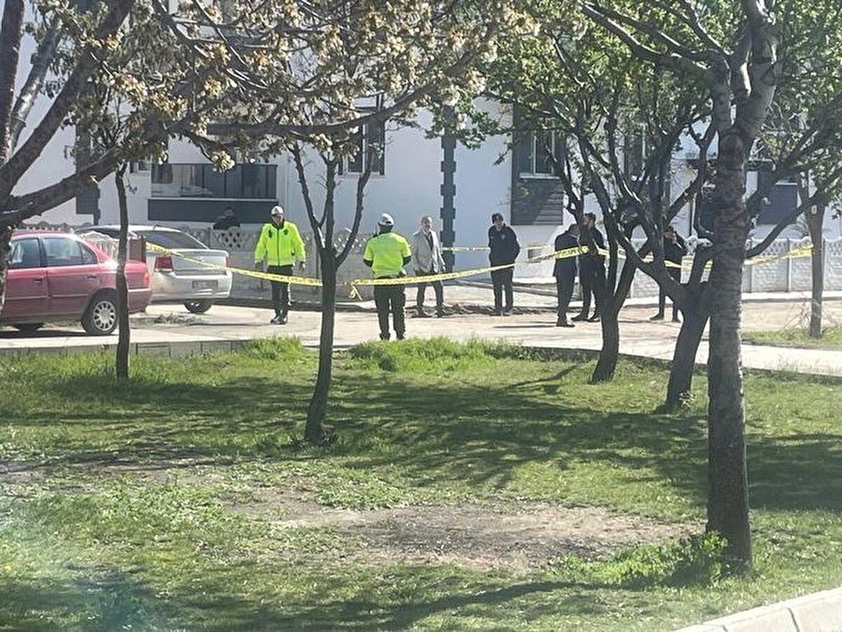 ZANLI KOCANIN DURUMU AĞIR<br><br>Ağır yaralanan zanlı Karataş, Afyonkarahisar Devlet Hastanesi'ne kaldırıldı.