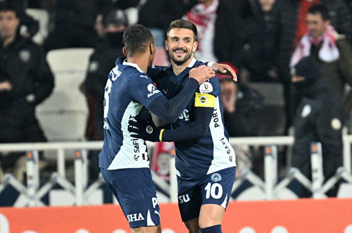 Sırp yıldız, 10 kez de asist yapıp toplamda 22 gole katkı verdi. 47 resmi karşılaşmada ise 13 gol-15 asiste ulaştı. Dusan Tadic, Avrupa'nın 10 büyük liginde son 7 sezonun tamamında hem 10+ gol atan hem de 10+ asist yapan tek oyuncu durumunda.