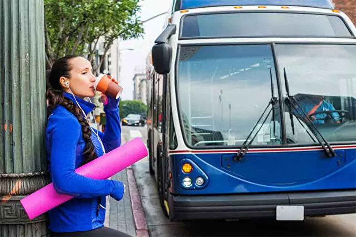 2- Eforu Azaltır<br><br> <br><br>Kahve, egzersiz sırasında harcanan eforu daha az yorucu hale getirir ve daha yönetilebilir kılar. Kontrollü bir şekilde kahve tüketmek, adrenalin seviyelerini yükselterek, sizi zinde tutar. Adrenalin, "savaş ya da kaç" hormonu olarak bilinir ve vücudu egzersize hazırlayarak antrenman sürecinizi daha kolay hale getirir.