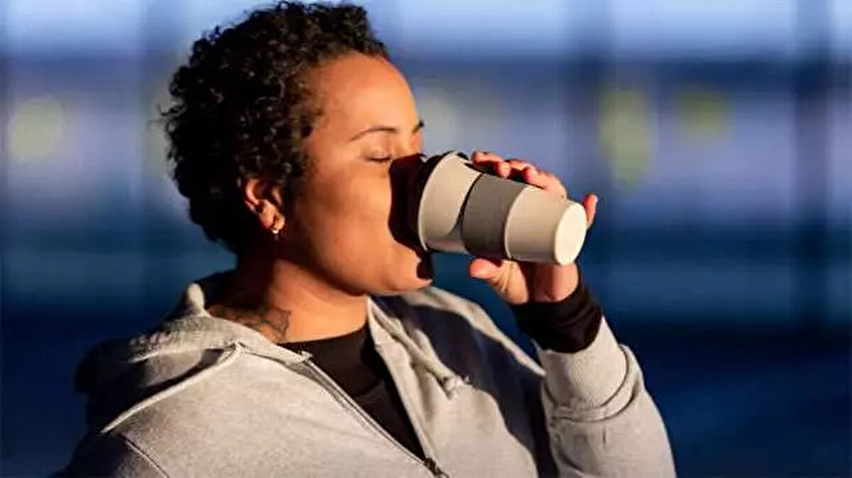 <br>Kahve, doğal olarak kafein, antioksidan ve mineral içerir. Antrenman öncesi kahve içmek, fiziksel ve zihinsel performansı artırmanın yanı sıra, düşük maliyetiyle de oldukça ulaşılabilir bir çözümdür. Kafeinin antrenman üzerindeki olumlu etkileri, özellikle güç, dayanıklılık ve kas kuvveti gerekli alanlarında kendini gösterir.