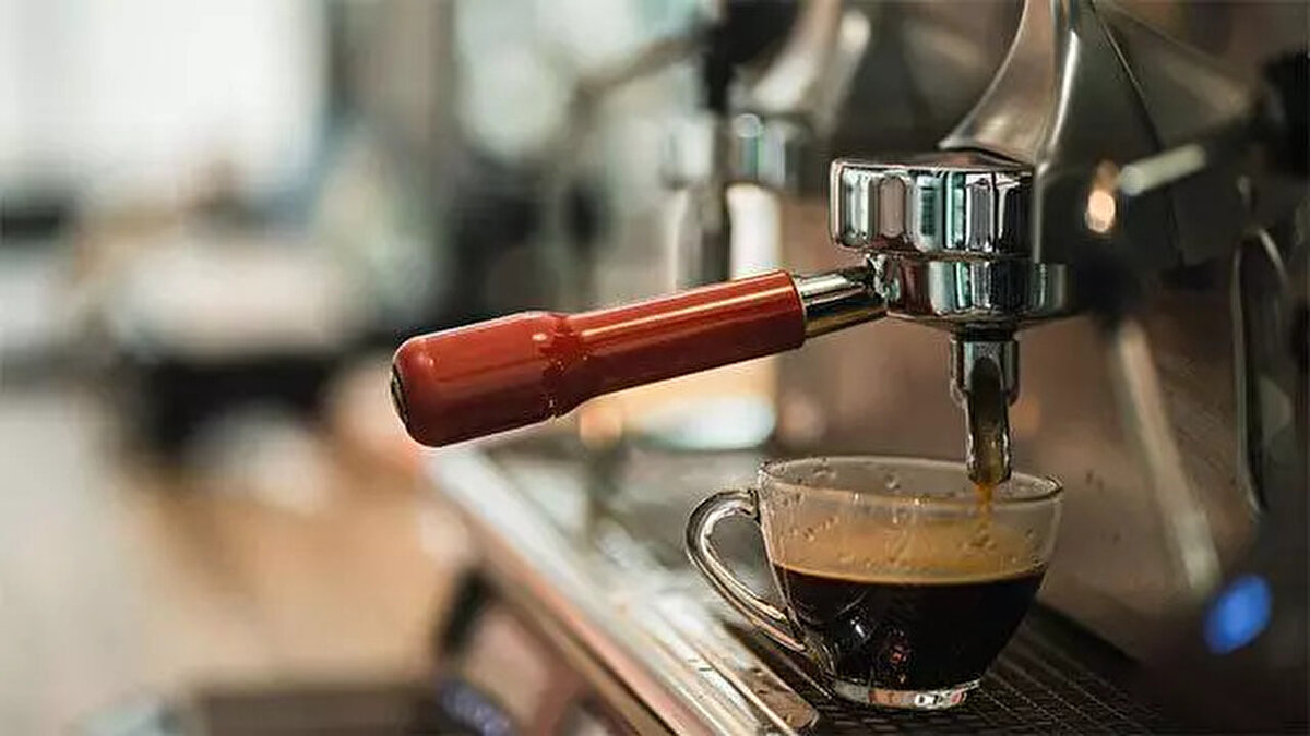 4- Motivasyonunuzu Artırır<br><br> <br><br>Kahve, merkezi sinir sistemini uyararak, zihinsel uyanıklığı artırır. Bu durum egzersiz sırasında daha iyi odaklanmanıza ve motivasyon kazanmanıza destek olur. Vücutta artan dopamin üretimiyle birlikte, antrenman sırasında daha enerjik hissedersiniz. Kahve, aynı zamanda ruh halinizi iyileştirir ve antrenmanınızı daha keyifli hale getirir.