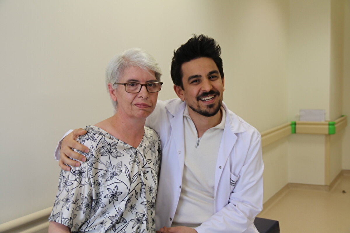 Yapılan muayenelerin ardından ameliyat edilmesine karar verilen Cihan'a, yaklaşık 5 saat süren operasyonla sol gözüne 24 ayar altın yerleştirilerek implantasyon tedavisi uygulandı. Ayrıca yüz simetrisini sağlamak amacıyla da bacağından alınan doku ile ağız köşesine müdahale yapıldı.