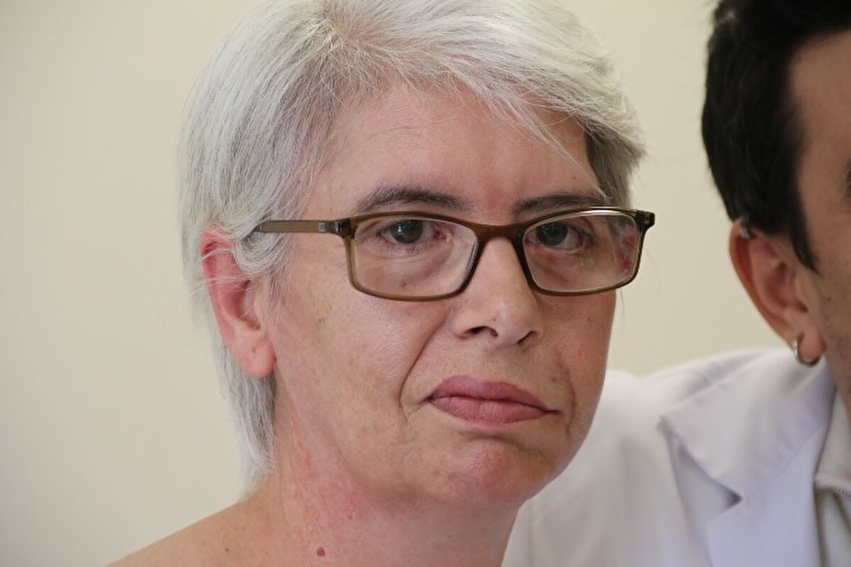 Tedavinin altın implantasyonu ve yumuşak doku transferi yöntemleriyle yapıldığını kaydeden Çınar, "Hastamızın uzun yıllardır süren göz kapatma sorunu ve yüz simetrisi bozukluğu vardı. Altın implantasyonu ve yumuşak doku transferiyle hem gözünü kapatmasını hem de yüz simetrisini sağlamayı amaçladık." diye konuştu.