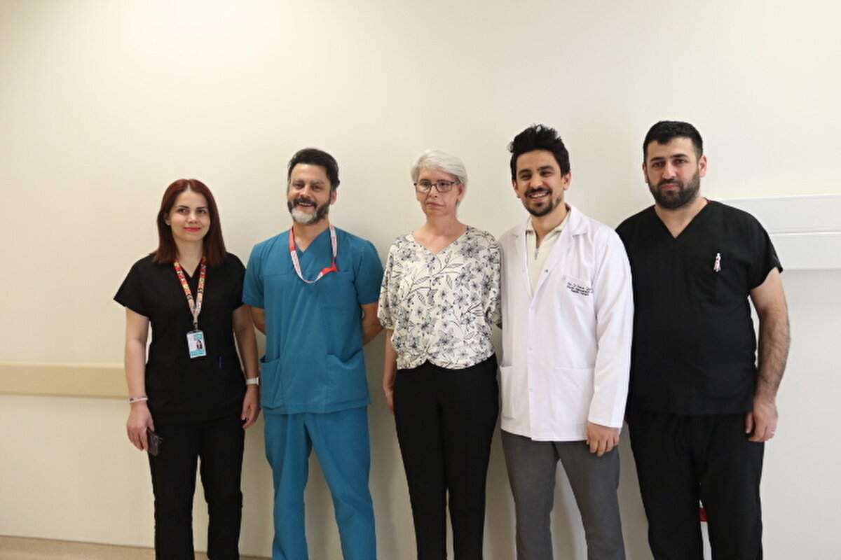 Yüz felcinin toplumda bilinen bir durum olduğunu ancak tedavi yöntemlerinin pek tanınmadığını vurgulayan Çınar, plastik cerrahlar olarak bu tür şikayetlere yönelik başarılı tedaviler uygulayabildiklerini sözlerine ekledi.