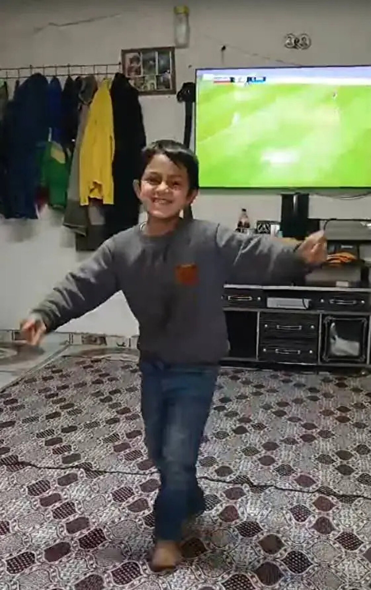 12 NİSAN'DAN BERİ HABER ALINAMIYOR <br><br>Karataş ilçesine bağlı Bahçe Mahallesi’nde tarım işçiliği yapan Karanfil ve İbrahim Timi (28) çiftinin 2 çocuğundan büyüğü Cumali Timi’den, 12 Nisan sabah saatlerinde arkadaşıyla oyun oynamak için çadırdan ayrıldıktan sonra bir daha haber alınamadı.