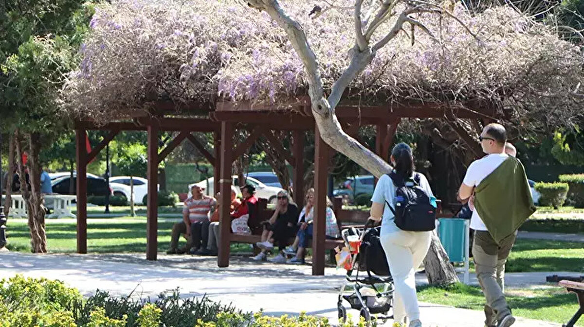 Yurdun batısında sıcaklıklar yükselecek, doğuda ise kar yağışı devam edecek. Mevsim normallerinin altında seyreden hava sıcaklığı, hafta başından itibaren batı bölgelerde artacak.