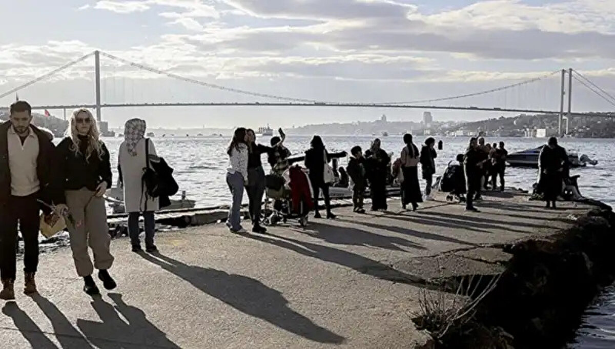 İstanbul Ankara ve İzmir'de hava durumu<br><br>Üç büyük ilde ise yağış beklenmiyor, hava parçalı az bulutlu.<br><br>Ankara bugün 10 derece olacak. Termometreler İstanbul'da 15 dereceyi, İzmir'de ise 19 dereceyi gösterecek.