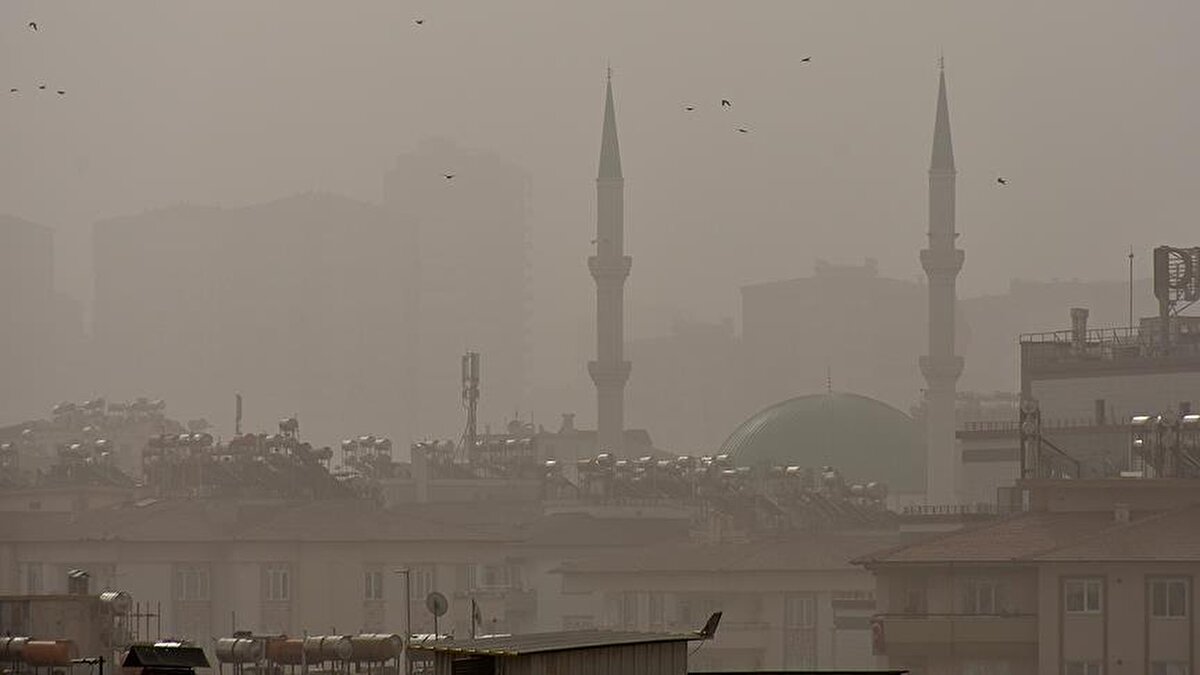Meteoroloji'den toz taşınımı uyarısı<br><br>Meteoroloji uzmanları, hem çığ riskine hem de toz taşınımına karşı uyardı. Son verilere göre, Doğu Anadolu'nun doğusu ve Doğu Karadeniz'in doğusunun eğimli dik yamaçlı yerlerinde çığ riski olabilir. Doğu Anadolu'nun güneydoğusunda, Güneydoğu Anadolu'nun doğusunda da bugün toz taşınımı bekleniyor. 