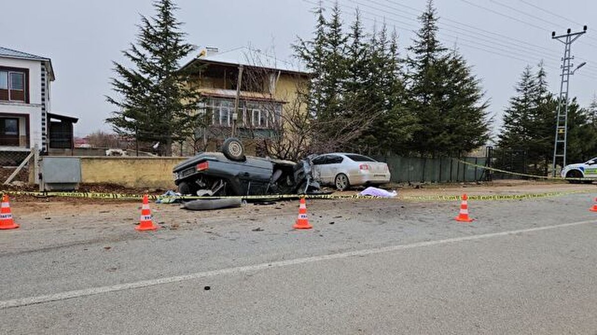 Kahramanmaraş'ın Afşin ilçesinde iki otomobilin çarpıştığı trafik kazasında 3 kişi hayatını kaybetti, 3 kişi yaralandı.