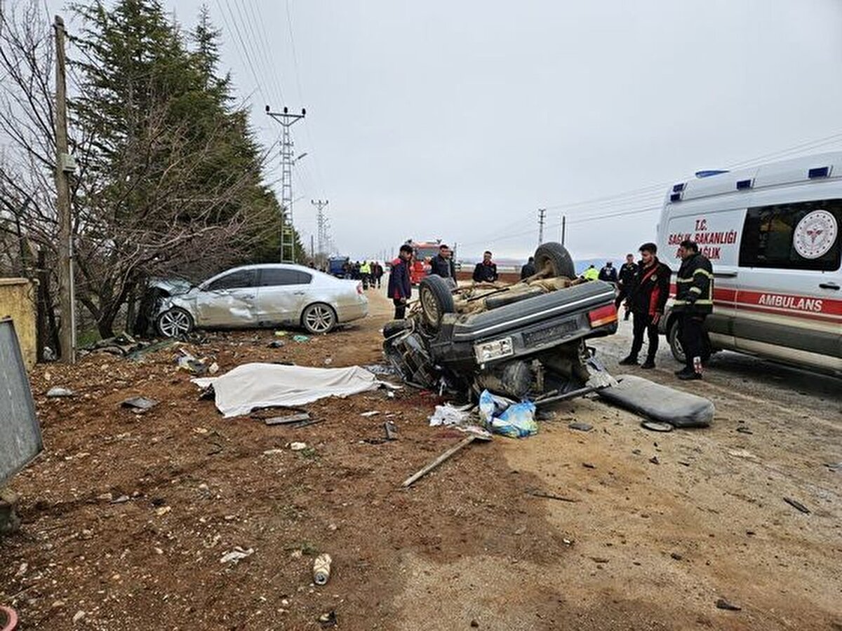 Sağlık ekipleri, otomobil sürücüsü Durdu Güven ile aynı araçta bulunan Buket Candemir'in olay yerinde hayatını kaybettiğini belirledi.<br><br>