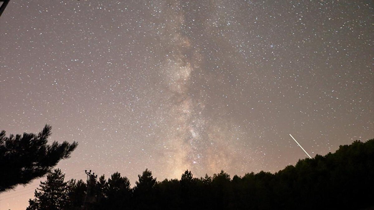 Uluslararası Meteor Organizasyonu’nun 2025 meteor yağmuru takvimi ve bölgesel gözlem saatleri için “Time and Date” internet sitesinden detaylı bilgi alınabiliyor.