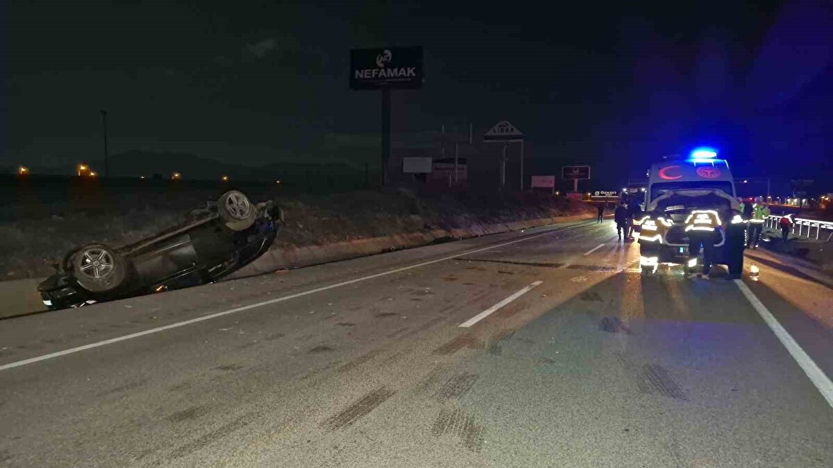 Kazanın şiddetiyle cip, yol kenarına ters dönerken, sürücüler ile 42 AZN 136 plakalı araçta yolcu olarak bulunan Hüseyin D., yaralandı. İhbar üzerine olay yerine, sağlık, itfaiye, polis ve jandarma ekipleri sevk edildi.