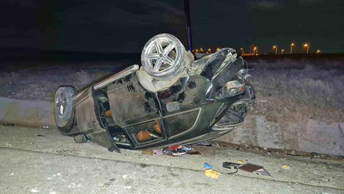 Kaza nedeniyle bir süreliğine trafiğe kapanan yolun Konya-Karaman yönü, araçların çekiciyle olay yerinden kaldırılmasının ardından yeniden ulaşıma açıldı.