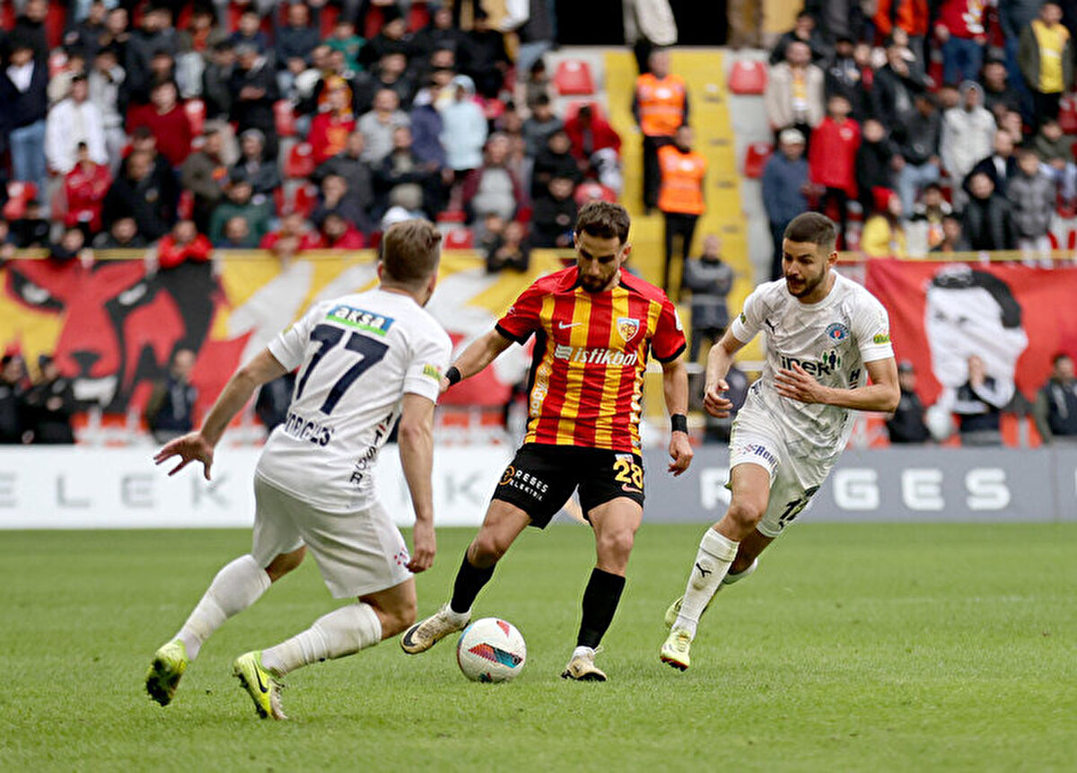 RHG Enertürk Enerji Stadyumu'nda oynanan mücadele ev sahibi Kayserispor'un 1-0 üstünlüğüyle tamamlandı.<br>
