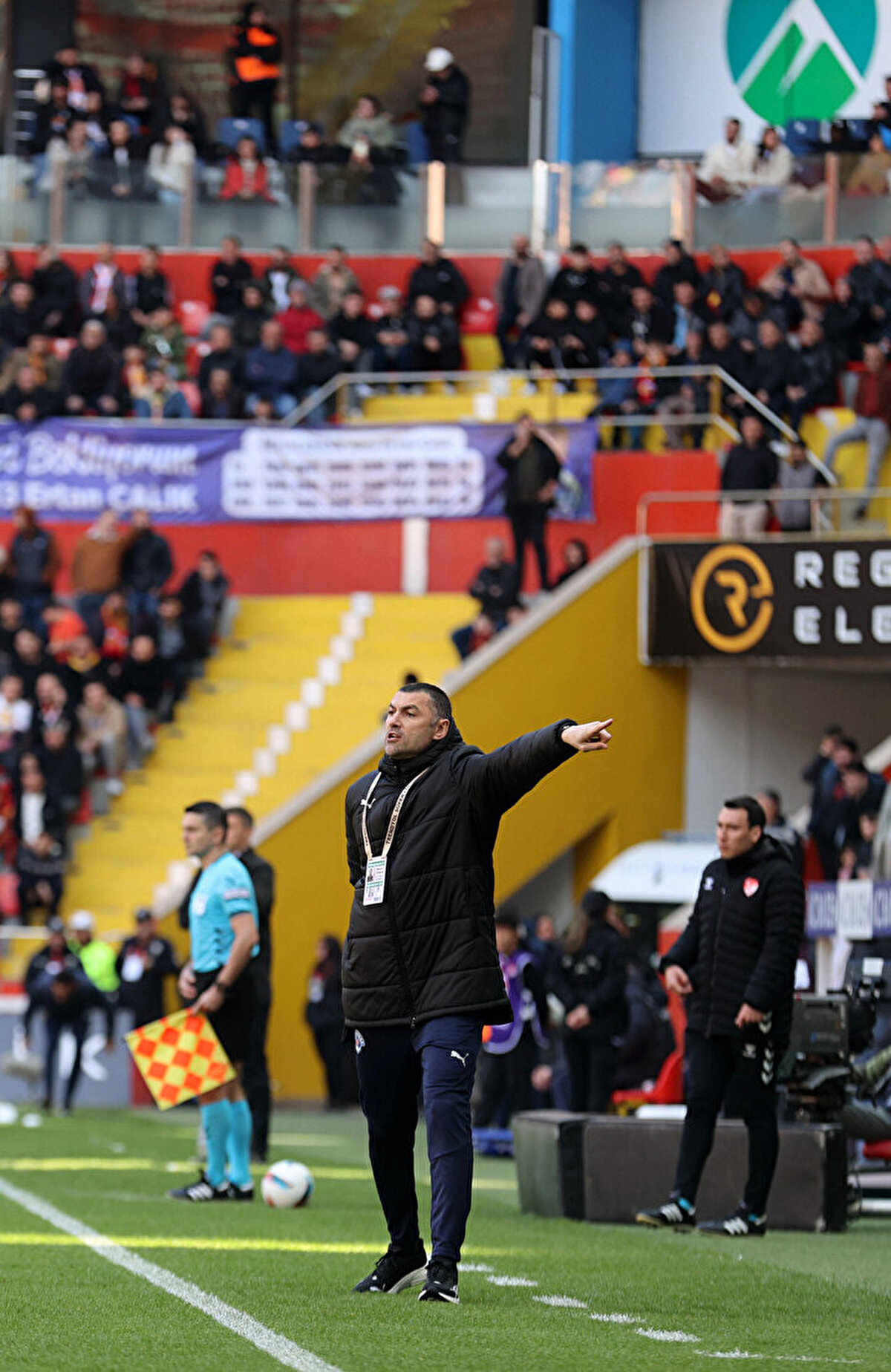 Kasımpaşa Teknik Direktörü Burak Yılmaz, karşılaşmanın ardından takım otobüsüne gittiği sırada bir taraftarın sözlü tacizine maruz kaldı.<br>