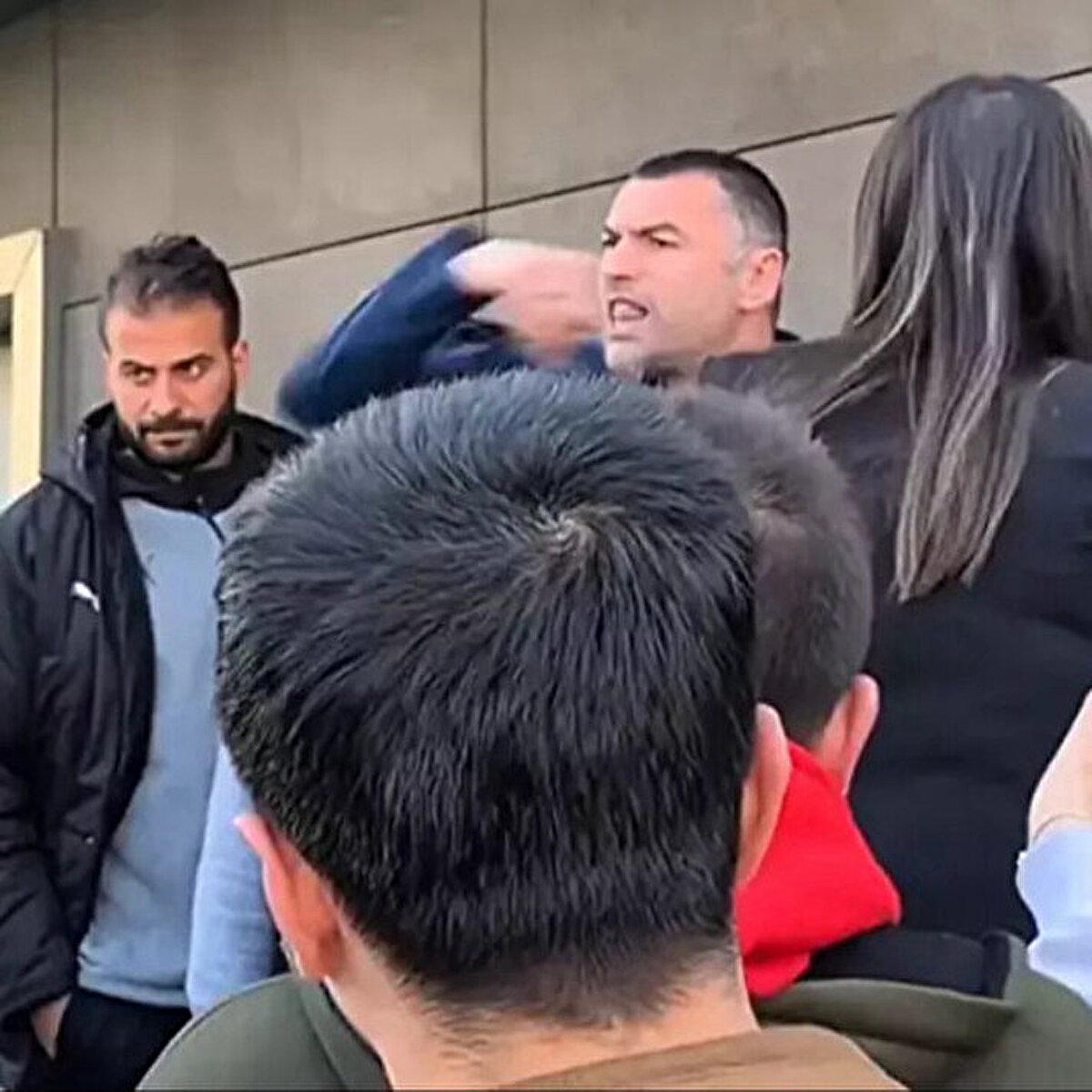 Bunun üzerine Burak Yılmaz'a laf atan taraftar, 'Oynamıyorsunuz' dedi. Kulüp yetkilileri 39 yaşındaki teknik adamı sakinleştirmeye çalışarak oradan uzaklaştırdı.