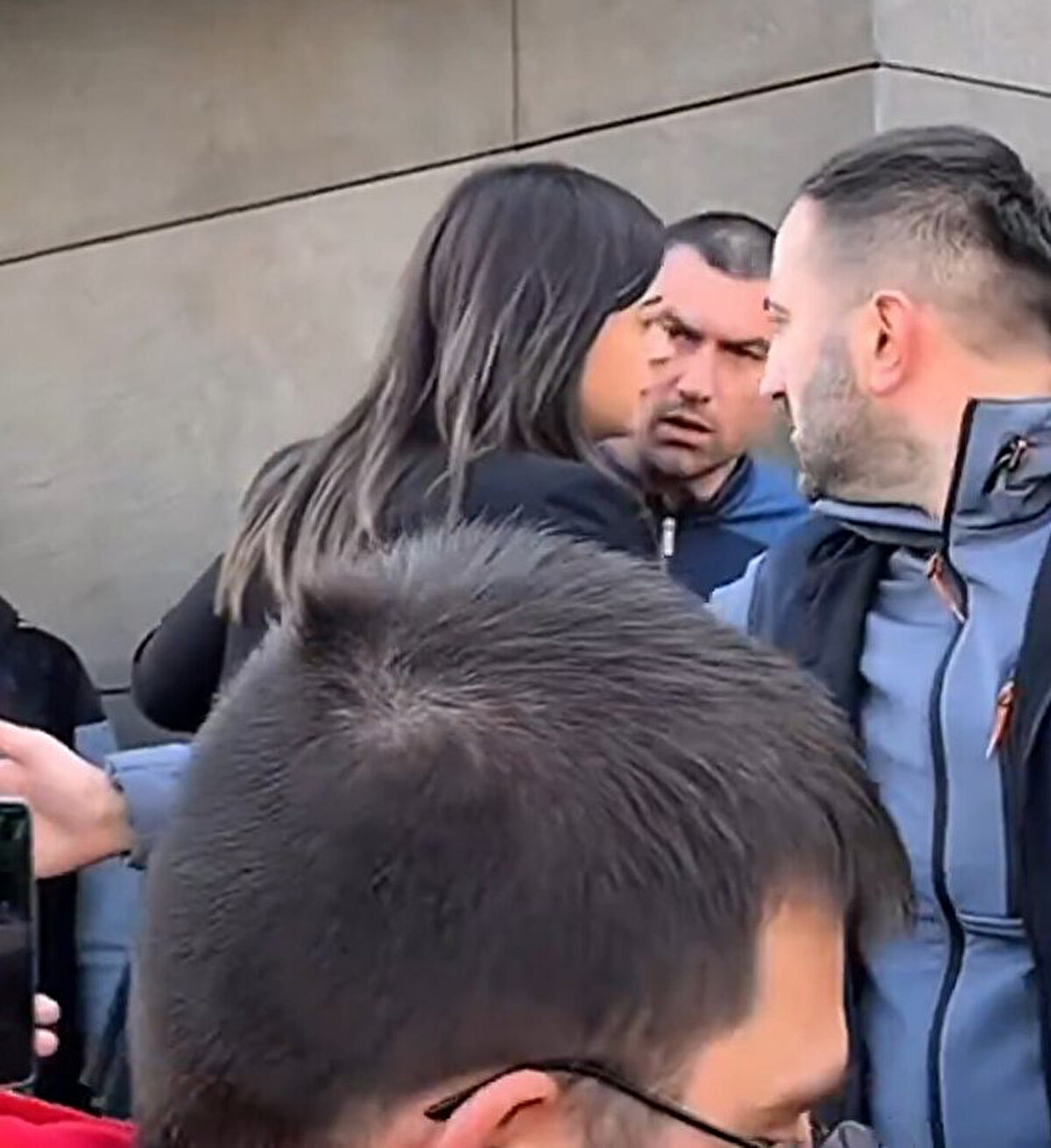 Çok sinirlenen Burak Yılmaz, "Ne diyorsun sen! Ne demek istiyorsun! Yürü !" diyerek bağırdı.<br><br>