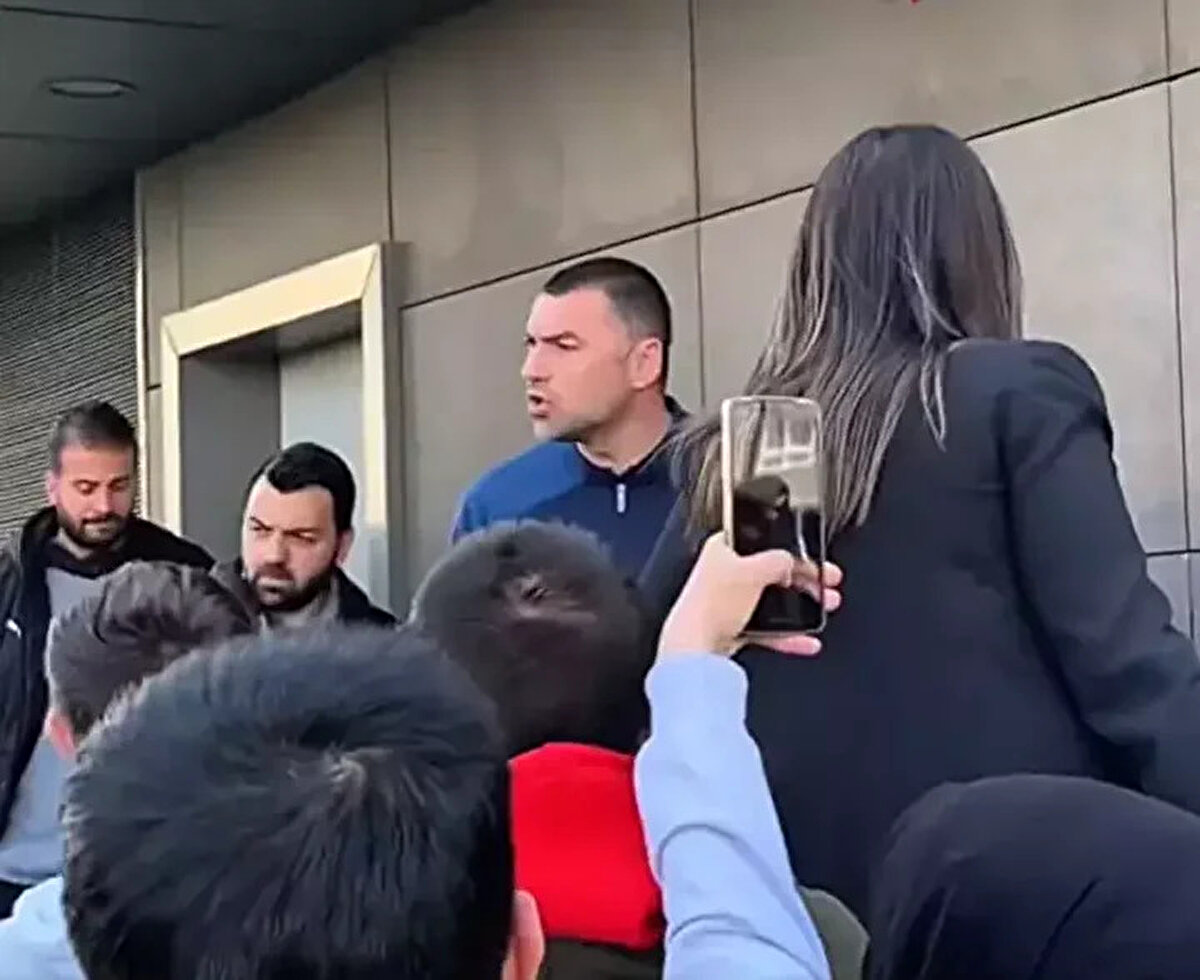 Burak Yılmaz, "Fener'e hep yatıyorsunuz" diyen taraftarla tartışma yaşadı.<br>