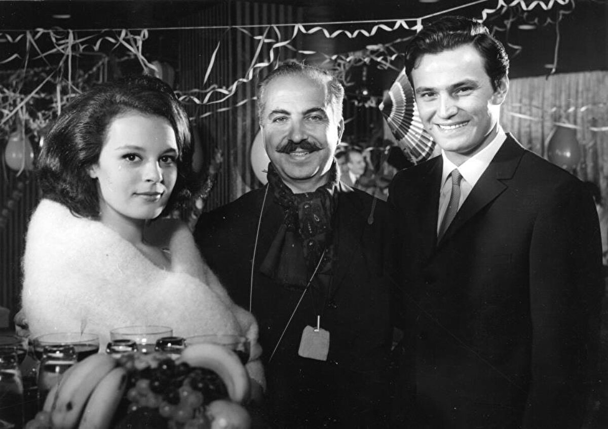 Sinemaya ilk adımını attığı yıllardan günümüze dek 120’yi aşkın filmde başrol olarak yer alan Ediz Hun, dönemin popüler dergilerinden olan Ses’in, 1963 yılında düzenlediği sinema yıldızı yarışmasında birinci seçildi ve kısa sürede büyük bir ün elde etti.