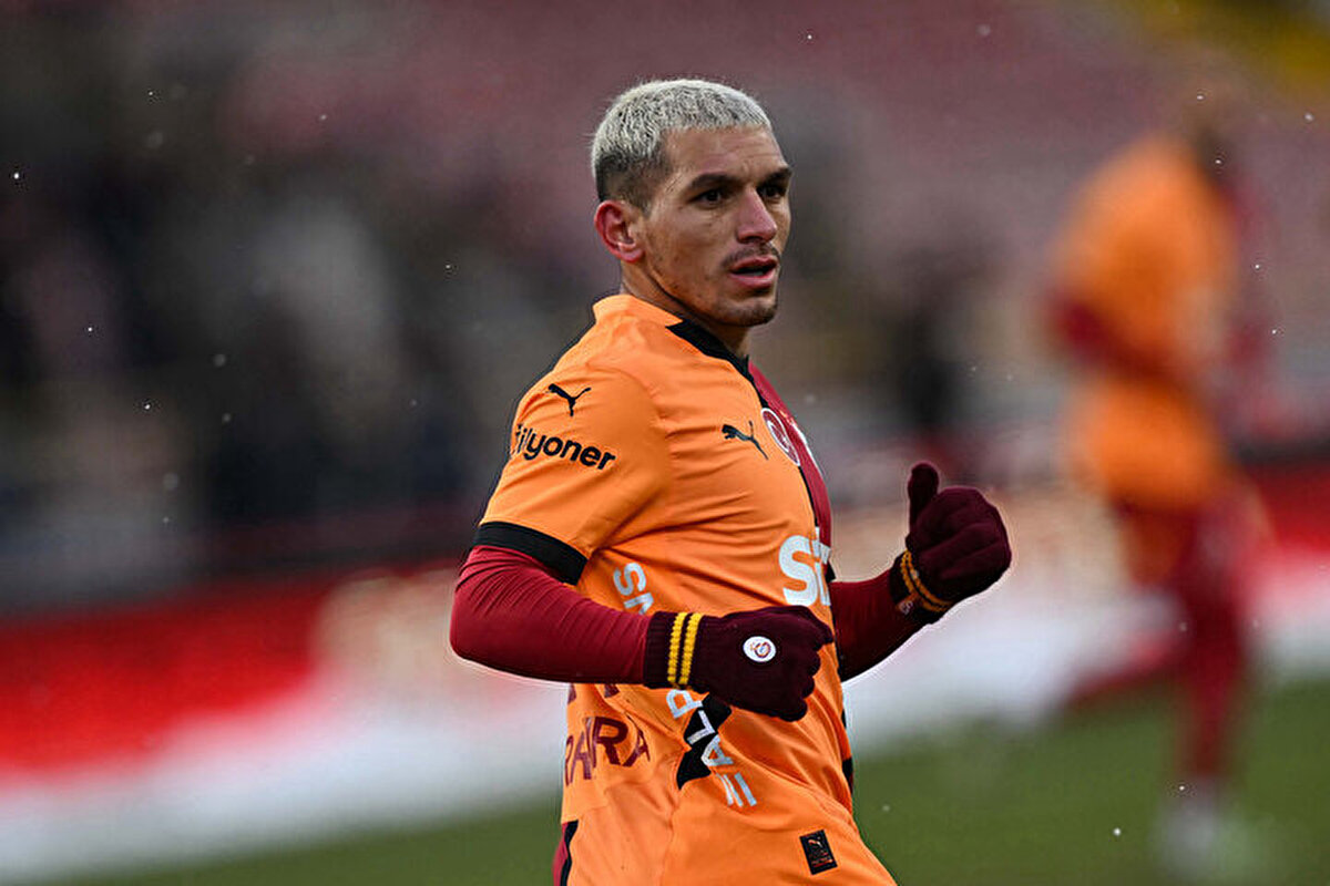 Galatasaray'ın Torreira'nın mukavelesini 2028 yılına kadar uzatacağı öne sürüldü. Takvim'de yer alan habere göre; Uruguaylı futbolcunun Cimbom ile 2026 yılına kadar sözleşmesi bulunuyor. 2 milyon 750 bin Euro alan orta sahanın yeni maaşının 3 milyon Euro'nun üzerine çıkarılacağı, imaj hakkı ile maç başı ücretiyle birlikte 4 milyon Euro'ya yakın kazanacağı belirtiliyor.<br>