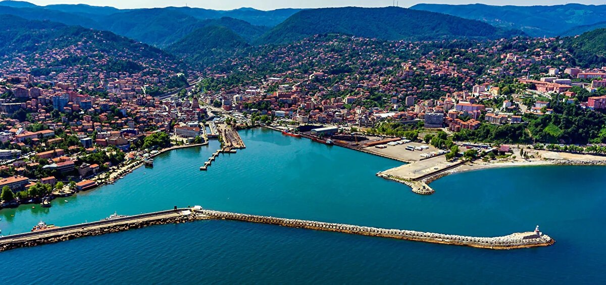 Zonguldak<br><br>2. derece deprem bölgesinde yer alsa da düşük sismik aktivite nedeniyle görece güvenli sayılıyor.