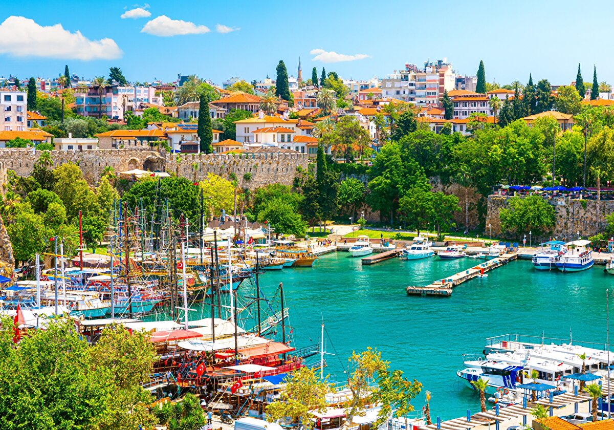 Antalya <br><br>Zemin yapısına göre farklılık gösterse de, özellikle iç kesimlerdeki ilçelerinde deprem riski daha düşük.