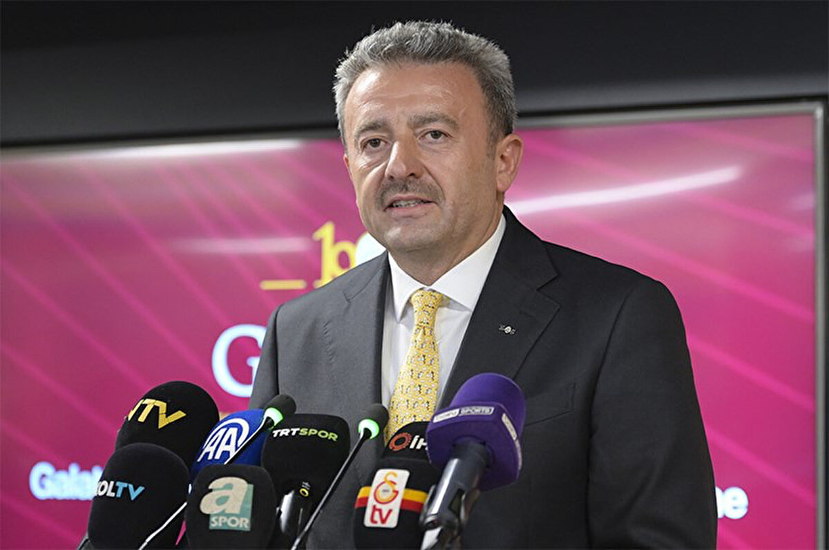 Hatipoğlu, Osimhen'le ilgili olarak, "Sözleri, gideceği anlamına gelmiyor. En kötü senaryoda bile ayrılsa Galatasaray'ın her zaman kalbinde olacağını söyledi. Ama ayrılacağını söylemedi." dedi.<br>