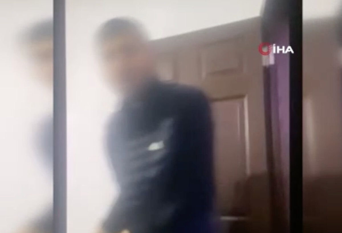 İddiaya göre, annesiyle tartışan Samet Ö. (25), tartışmanın ardından annesinin evden ayrılması üzerine eline aldığı satırla evdeki eşyaları parçaladı.