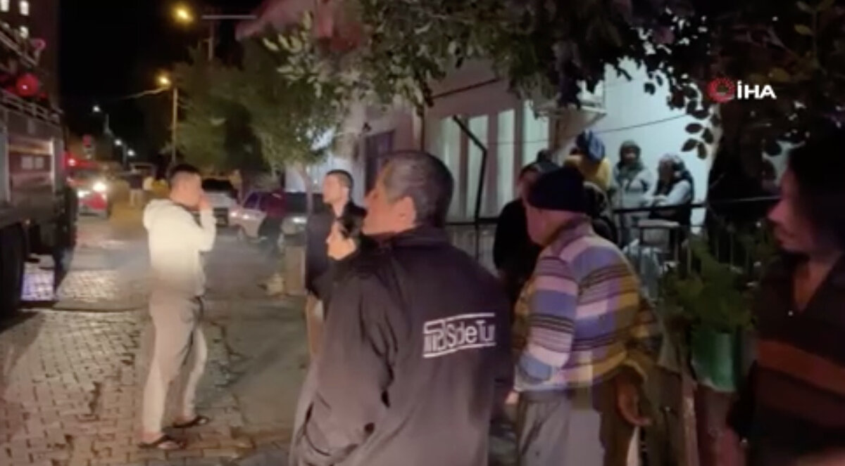 Daha sonra öfkesini alamayınca evi yakmış. Evden dumanlar çıktığını gördük. Biz de itfaiyeye haber verdik. Şu anda müdahale ediyorlar. Şahsı polisler gözaltına aldı" dedi.