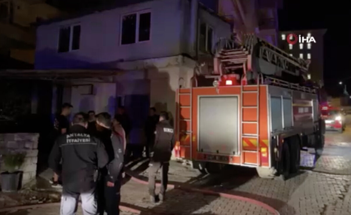 Kavganın ardından Samet Ö.’nün annesi evden çıkıp gidince, ‘Ben yalnız mı kalacağım?’ diyerek evde bazı şeyleri kırmaya başladı. 