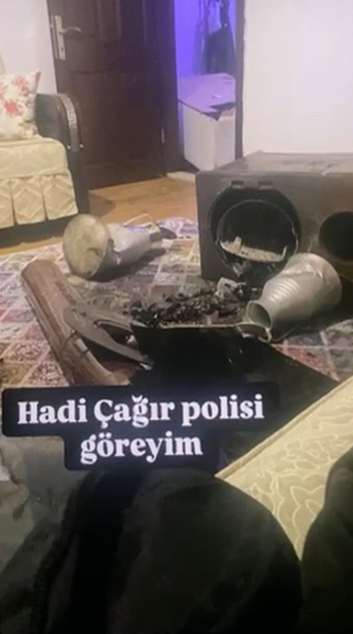  Yangına kısa sürede müdahale eden itfaiye ekipleri, alevleri kontrol altına alarak söndürdü.