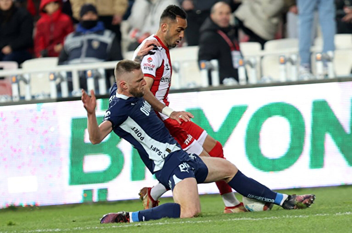 Savunmadaki başarılı müdahaleleri ve liderliğiyle fark yaratan yıldız savunmacının sezon sonunda Fenerbahçe'de kalıp kalmayacağı merak konusuydu.<br>