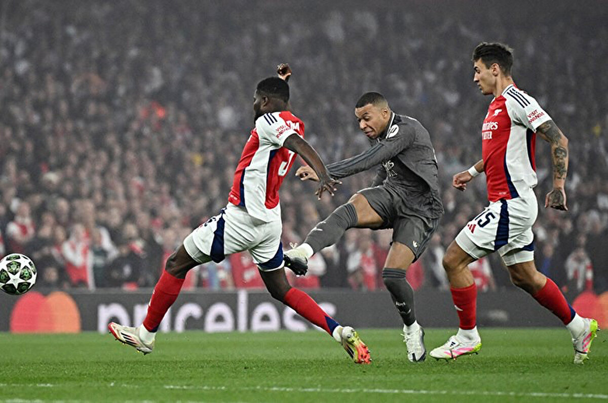 Arsenal'ın lig aşamasını daha üst sırada tamamlamasına rağmen çeyrek finalde ve olası bir yarı final eşleşmesinde de ikinci maçı deplasmanda oynaması örnek olarak gösterildi. <br>