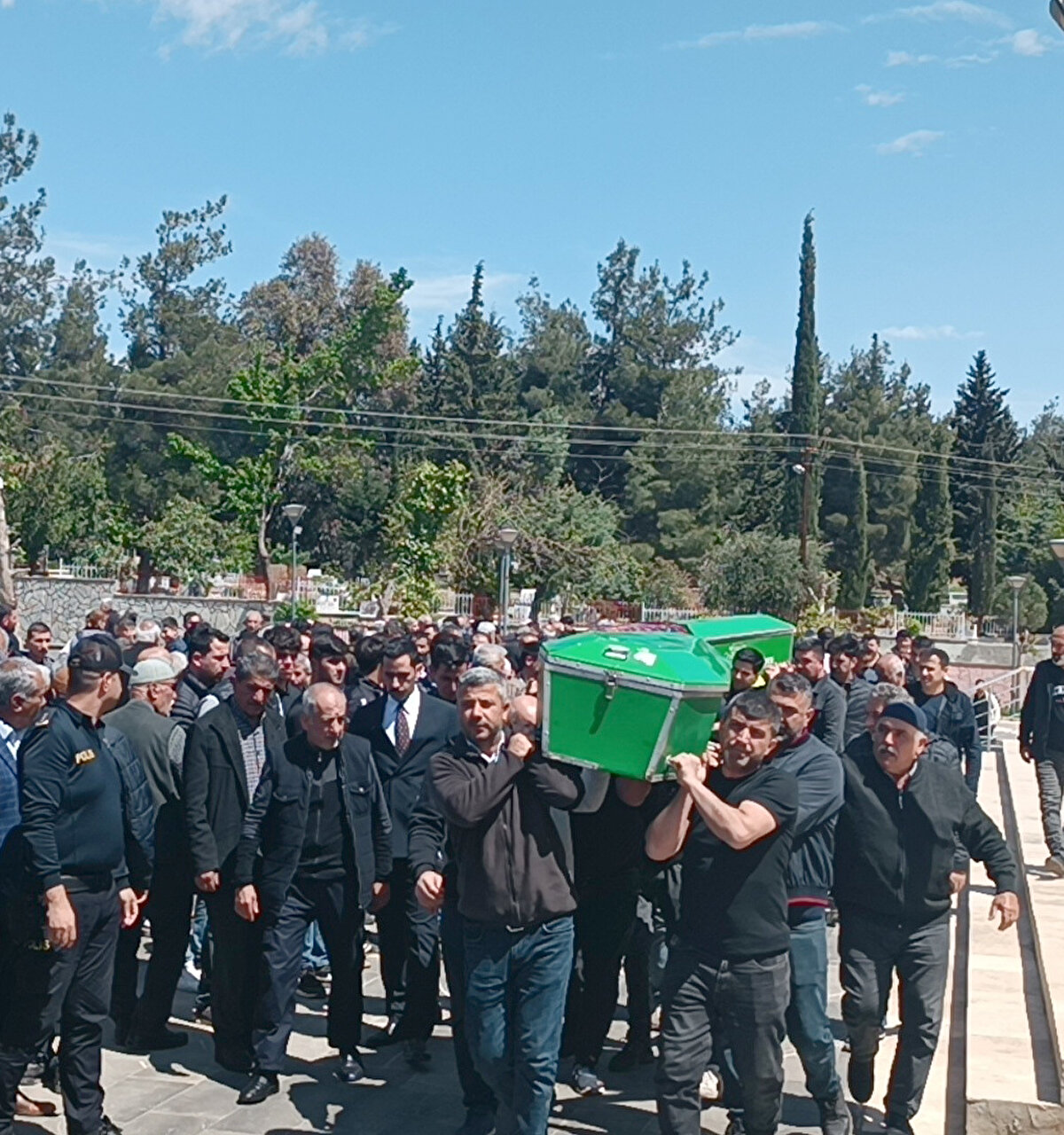 İlçe Müftüsü Mustafa Demir'in kıldırdığı cenaze namazının ardından cenazeler, İslahiye Asri Mezarlığı'nda yan yana toprağa verildi. 